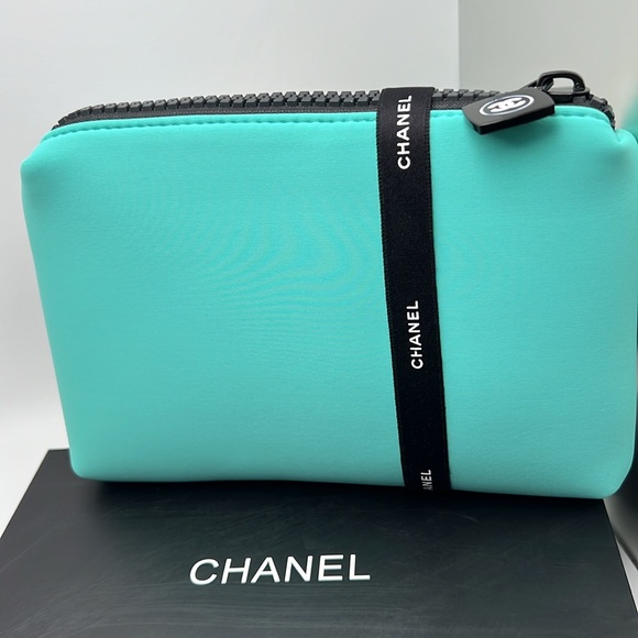 CHANEL Beauty Neoprene Cosmetic Bag CC Zipper Pull Charm Rare Tiffany Blue NWOT - Picture 3 of 17